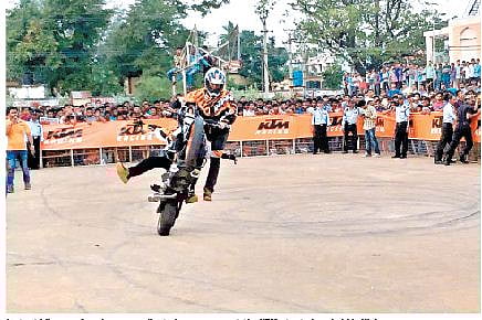 KTM Bike Stunt Show Awes Crowds in Fort Town