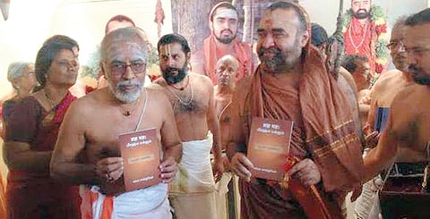 Kanchi Seer Releases Book on Brahma Yagnam