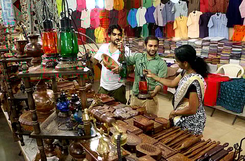 Crowd Flocking to Handicrafts Exhibition