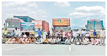 Vellanur Residents Block NH Seeking Entry to Graveyard