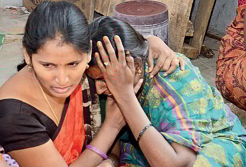 Medical student Sai Kumar’s mother Radhika cries inconsolably in Nalgonda on Tuesday (Photo | EPS)