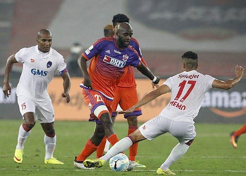 Mohamed Sissoko of FC Pune City tries to dribble the ball past Memo of Delhi Dynamos FC. | Picture Courtesy: ISL