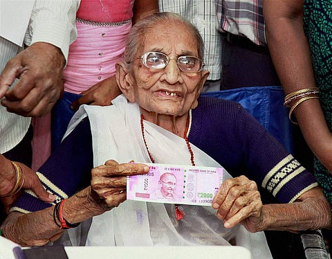 Narendra Modi's mother with the new Rs 2000 note. (Photo | PTI)