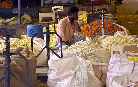 The Gudimalkapur flower market in Hyderabad is usually one of the busiest places in the city, but after demonetisation, the sellers have lost their customers. (EPS | Vinay Madapu)