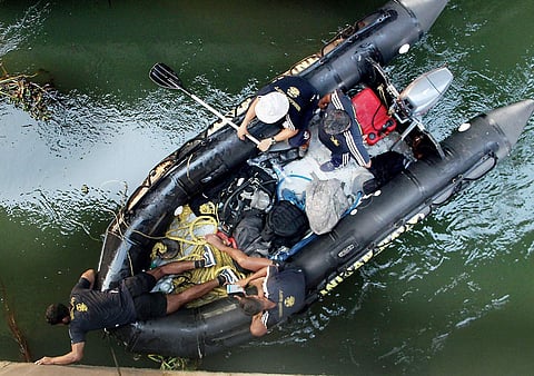 Naval diving team engaged in rescue work at Vembanad lake near Aroor bridge on Thursday | Melton Antony