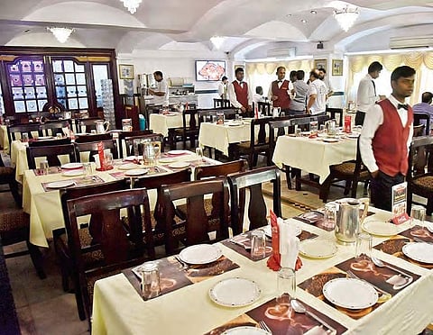 A biryani joint in city bears a deserted look on Saturday as demonetisation is keeping the customers away | Vinay Madapu