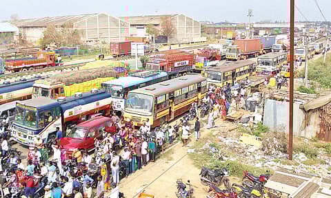 Residents of Vijayanallur in Red Hills bring the traffic to a halt by staging a road roko demanding power supply, in the city on Sunday | Hemnath G
