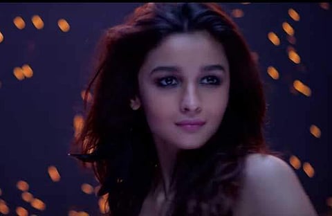 Alia Bhatt in Ae Zindagi Gale Laga Le song released as part of Dear Zindagi. (Screengrab via Youtube)