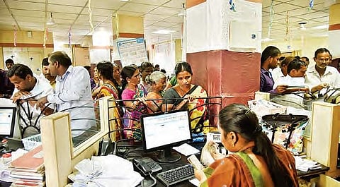 People throng in large numbers to a bank on the final day of depositing banned I500 and I1,000 notes at Ibrahimpatnam in Hyderabad on Friday | Vinay Madapu