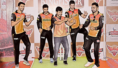 Sunrisers Chill Out with Fans