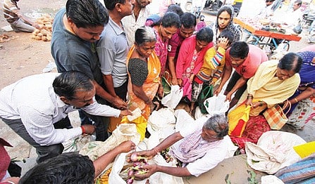 Vendor who sells veggies at rs 10 per grab is a consumer's delight