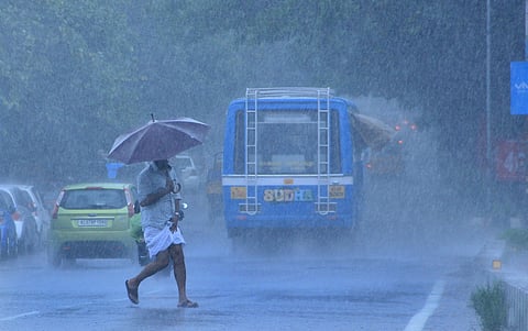 Pedestrians walk with difficulty in heavy downpour at Menaka in Kochi | EPS