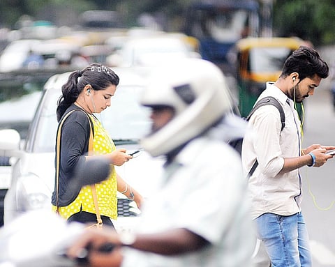 Citizens jaywalk oblivious to risks
