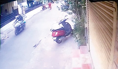 Miscreants on a mobile, gold chain snatching spree