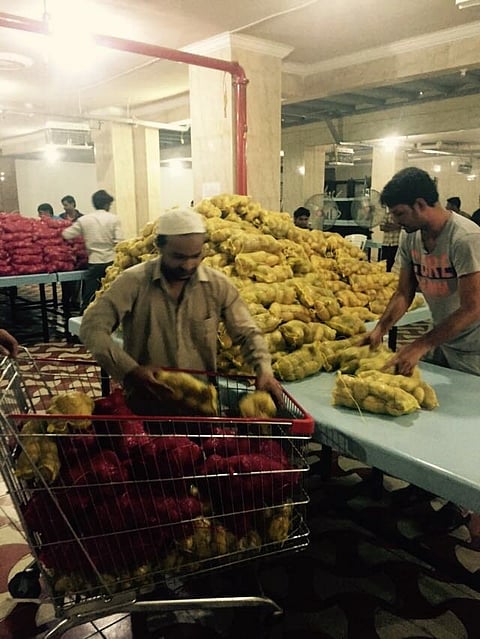 Food being distributed for Indians in Saudi. (‏@CGIJeddah) 