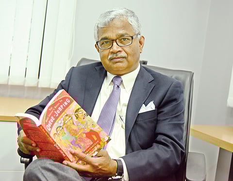 Author V Raghunathan makes mundane queue-jumping a thought-provoking issue