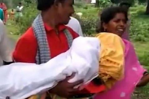 Like Majhi, another Odisha Man carries daughter's body as ambulance leaves them midway