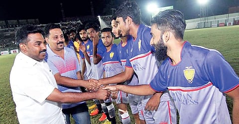 Malappuram block panchayat member M K Muhsin meeting players ahead of Christ College, Irinjalakkuda, vs Sree Krishna College, Guruvayur, match