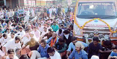 BJP leaders and the party workers stage a sit-in protest after police deny them permission to take out a procession carrying the body of slain BJP worker Santhosh, through Kannur town on Thursday | T K Swaroop