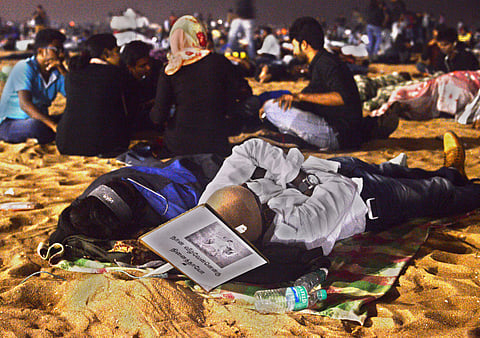 A Jallikattu protester sleeping with his poster on the sands of Marina. (Shiba Prasad Sahu |EPS)