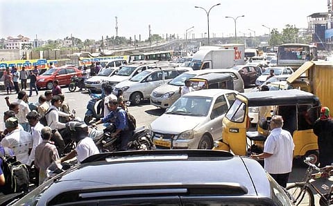 Traffic blocked near the Panagal Maligai in Saidapet as protestors demanding a permanent solution to jallikattu stage a demonstration on the road | (Martin Louis | EPS)
