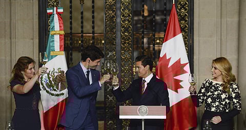 Mexican President Enrique Pena Nieto (R) toasts Canadian Prime Minister Justin Trudeau  (AP)