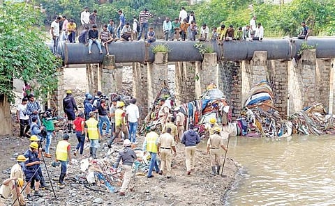 Police personnel along with NDRF teams search for the bodies of Ningamma and her daughter Pushpa along a canal in Kurubarahalli on Saturday | nagaraja gadekal
