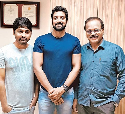 Santhosh Prathap joins the sets of Mr Chandramouli