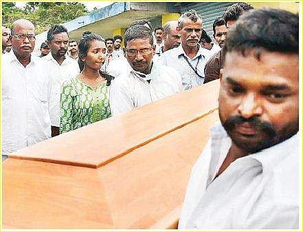 Don Sridhar Dhanapalan’s body outside the mortuary  of Chengalpattu government hospital on Monday | jawahar