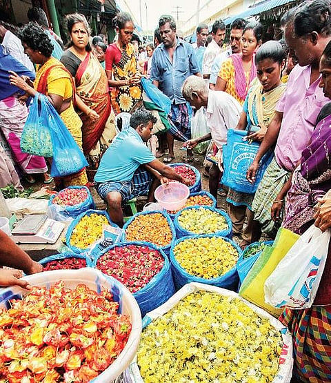 Roses and chrysanthemums that arrived fresh at Madurai market  being sold early on Tuesday morning | k k sundar