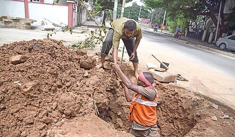 BWSSB workers rectify the pipe leakage at 29th Main Road in BTM Layout; (left) Bharathi, a resident, shows the contaminated water her family has been receiving since Friday | nagaraja gadekal