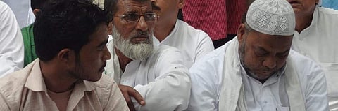 Pehlu Khan's son, Irshad (left) and Ballabgarh lynching victim Junaid's father, Alimuddin share their grief at Jantar Mantar. (Photo | PTI)