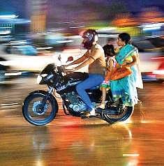 A family braves the showers at Ambattur Estate on Sunday | P JAWAHAR