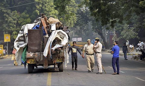 Delhi Police remove tents and force the ex-army servicemen to vacate outside Jantar Mantar. (Photo| PTI)