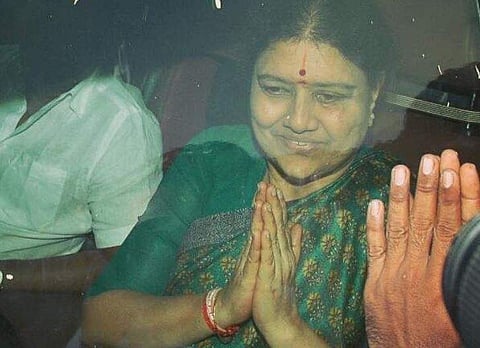 Sasikala in car after receiving parole (Dineshkumar | EPS)