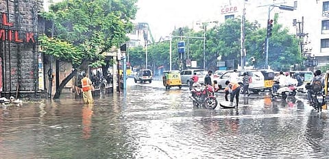 Road near Mozamjahi Market waterlogged | Sayantan Ghosh