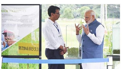 Prime Minister Narendra Modi interacting with Kshirod Jena in Philippines | Express