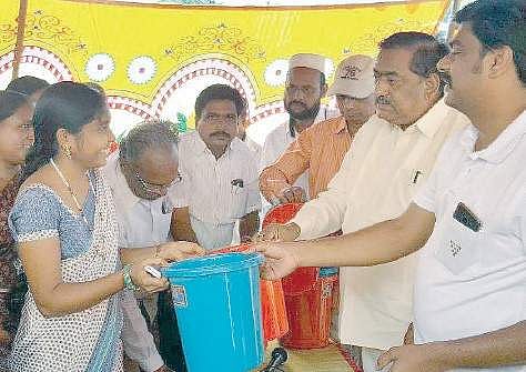 Vijayawada Mayor Koneru Sridhar and VMC Commissioner J Nivas distribute garbage bins to residents on Wednesday | Express