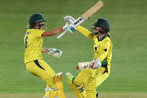 Beth Mooney (L) and  Rachael Haynes celbrate their Ashes truimph (Twitter/ICC)