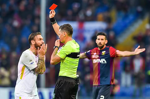 Referee shows Roma's Daniele De Ross a red card for slapping Lapadula  |AP