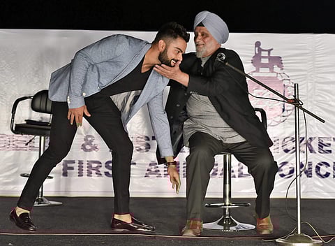 Legendary cricketer Bishan Singh Bedi felicitates Indian captain Virat Kohli at Delhi Captain Felicitation ceremony during the DDCA's 1st Annual Conclave 2017 at Ferozshah Kotla Stadium.|PTI