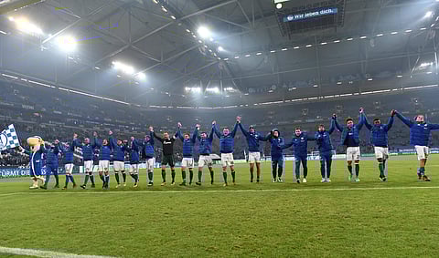 Schalke's team celebrates after victory against Augsburg | AP