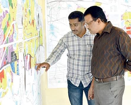 People checking maps of the BDA’s Master Plan displayed at the BDA complex in Banashankari 2nd stage | JITHENDRA M