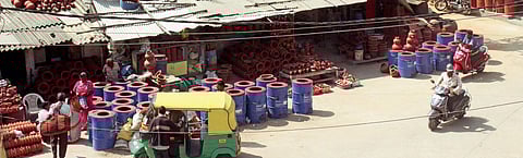 1. Hundred-year-old Pottery Town was established by the British