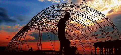 Thiruvananthapuram is gearing up to welcome the dawn of 2017. A grand marquee to host the celebrations is being set up on Shangumugham beach in the capital city. (EPS | Kaviyoor Santhosh)