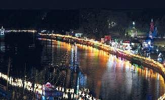 The stars illuminated around the Manapattuchera pond in Malayattoor