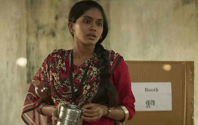 2. Anjali Patil in Newton- Starring alongside Rajkummar Rao, Anjali Patil's portrayal of Malko Netam, a local polling officer in Dandakaranya, a Naxal controlled area in Chhattisgarh. The film's subtle hint at the wide-rift between the military and the locals as well as the class divide is for a large extend is symbolic through Patil's character.