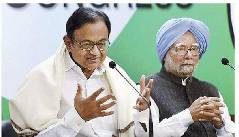Former PM Manmohan Singh (R) and senior Congress leader P Chidambaram