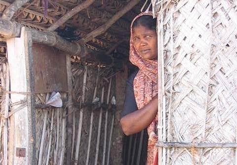 An expelled Muslim woman living in a thatched hut in the Puttalam refugee camp