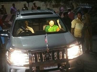 AIADMK general secretary VK Sasikala arrives at Raj Bhavan with senior leaders to meet Governor Ch Vidyasagar Rao | EPS